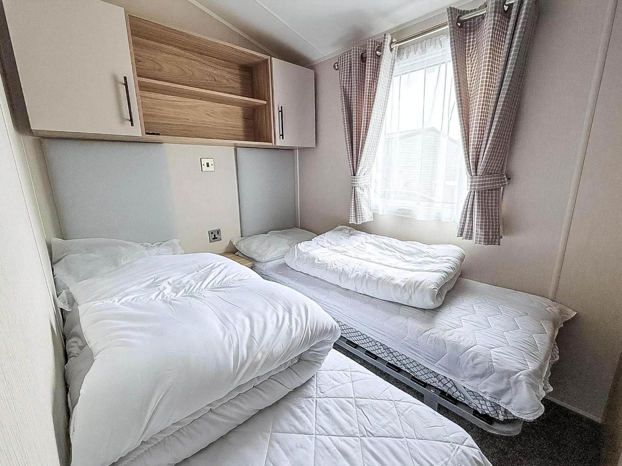 Beautiful Caravan For Hire With A Partial Sea View In Suffolk Ref 32042Az Lowestoft Exterior foto